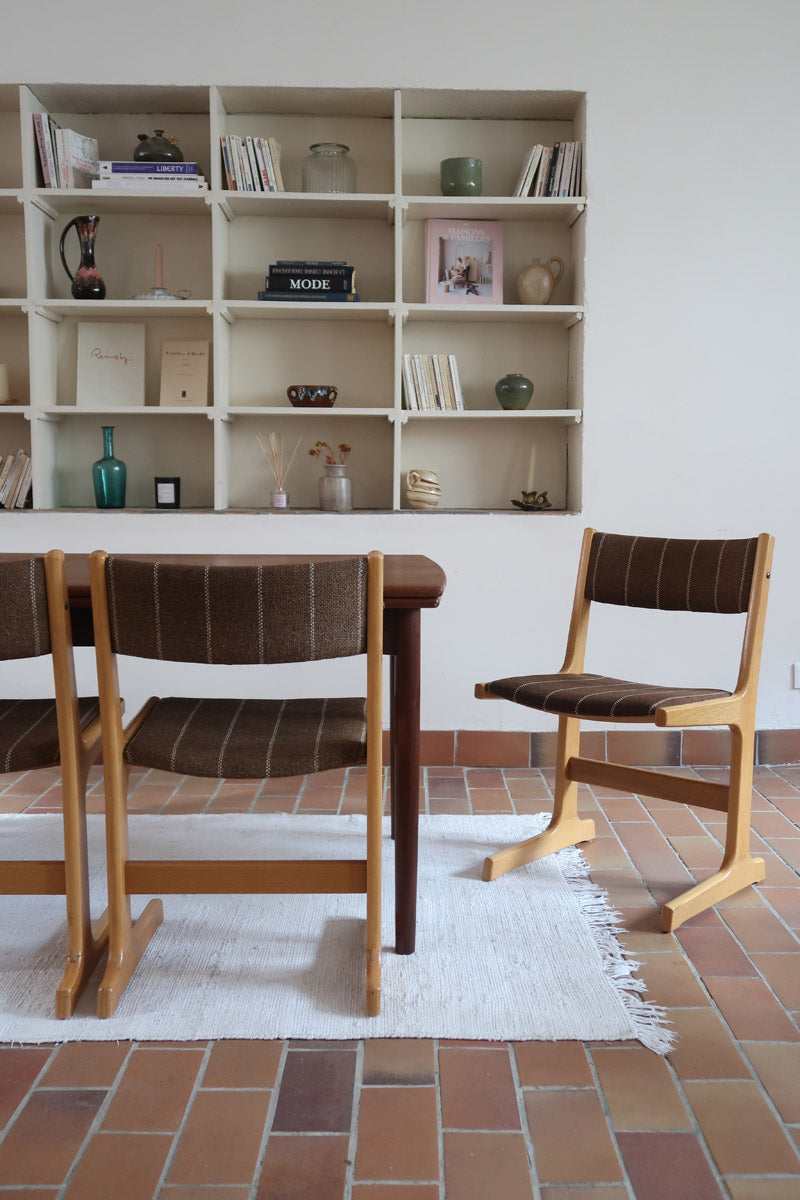 4 chaises scandinaves Farstrup en hêtre clair avec assise et dossier en tissu brun rayé, design danois années 70.