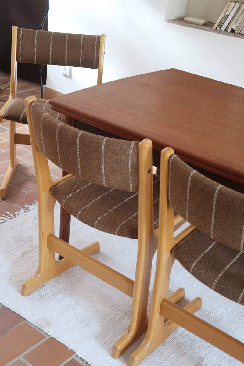 4 chaises scandinaves Farstrup en hêtre clair avec assise et dossier en tissu brun rayé, design danois années 70.