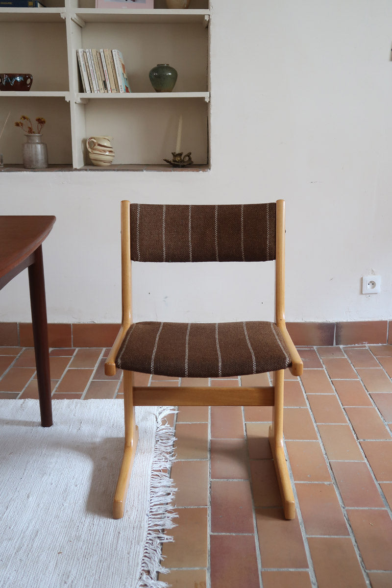 4 chaises scandinaves Farstrup en hêtre clair avec assise et dossier en tissu brun rayé, design danois années 70.