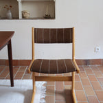 4 chaises scandinaves Farstrup en hêtre clair avec assise et dossier en tissu brun rayé, design danois années 70.