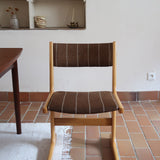 4 chaises scandinaves Farstrup en hêtre clair avec assise et dossier en tissu brun rayé, design danois années 70.