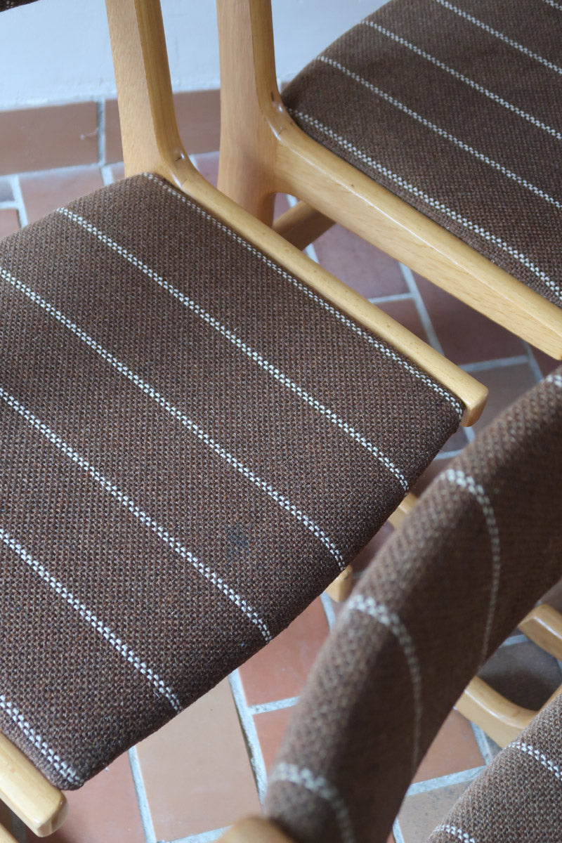 4 chaises scandinaves Farstrup en hêtre clair avec assise et dossier en tissu brun rayé, design danois années 70.