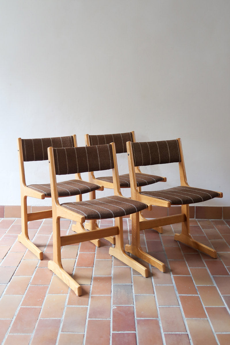 4 chaises scandinaves Farstrup en hêtre clair avec assise et dossier en tissu brun rayé, design danois années 70.