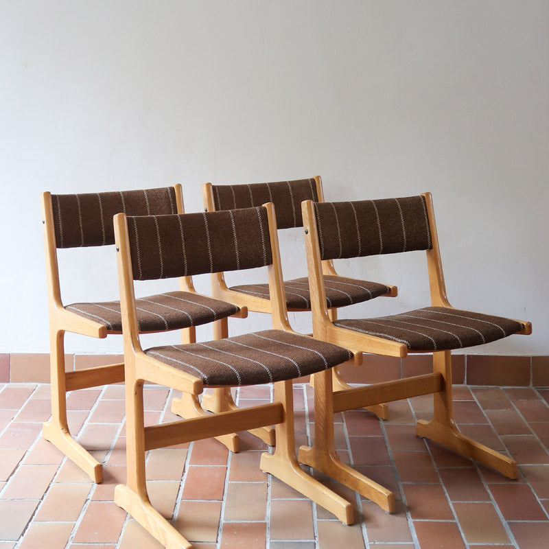 4 chaises scandinaves Farstrup en hêtre clair avec assise et dossier en tissu brun rayé, design danois années 70.