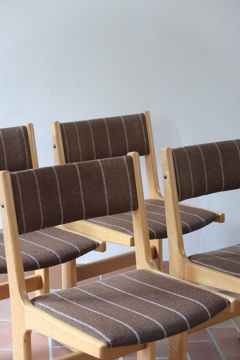 4 chaises scandinaves Farstrup en hêtre clair avec assise et dossier en tissu brun rayé, design danois années 70.