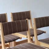 4 chaises scandinaves Farstrup en hêtre clair avec assise et dossier en tissu brun rayé, design danois années 70.