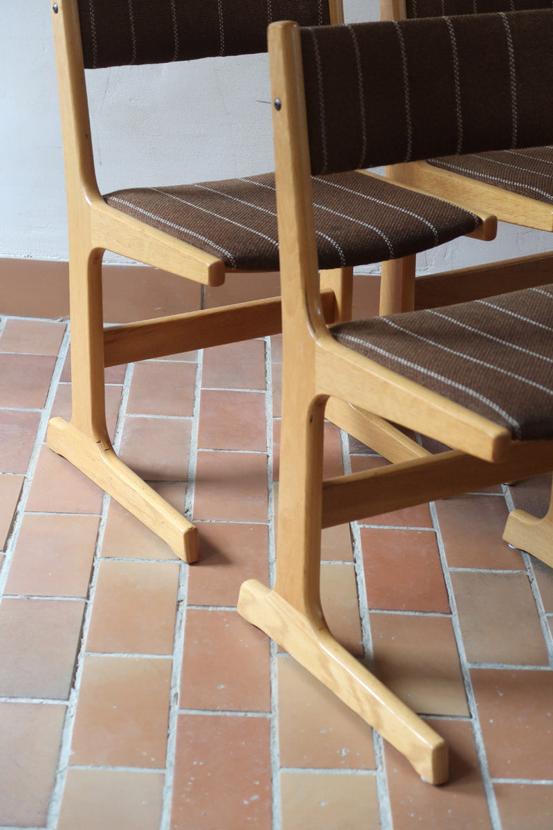 4 chaises scandinaves Farstrup en hêtre clair avec assise et dossier en tissu brun rayé, design danois années 70.