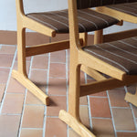 4 chaises scandinaves Farstrup en hêtre clair avec assise et dossier en tissu brun rayé, design danois années 70.