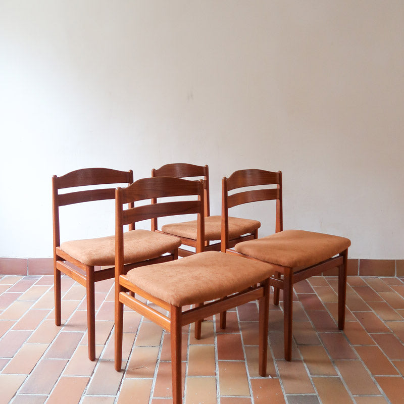 Lot de 4 chaises scandinaves en teck années 60 avec assises retapissées tissu terracotta