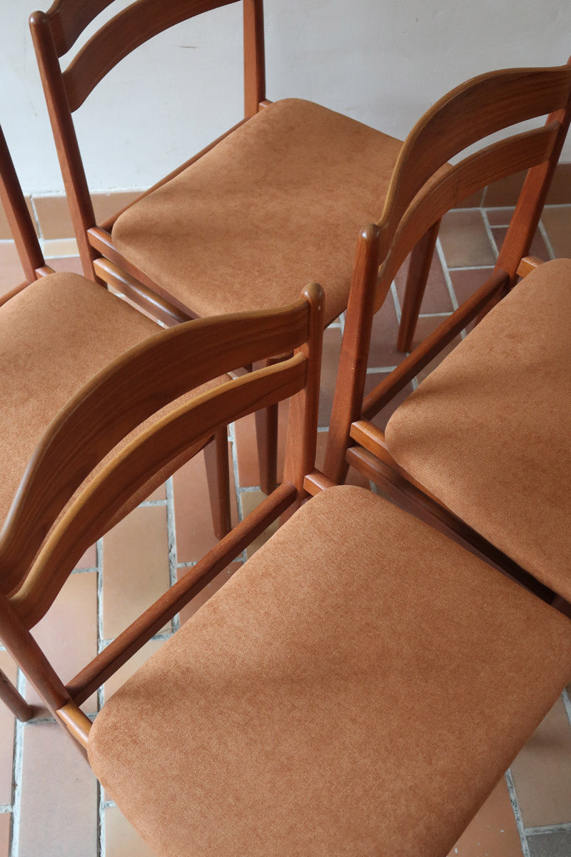 Lot de 4 chaises scandinaves en teck années 60 avec assises retapissées tissu terracotta