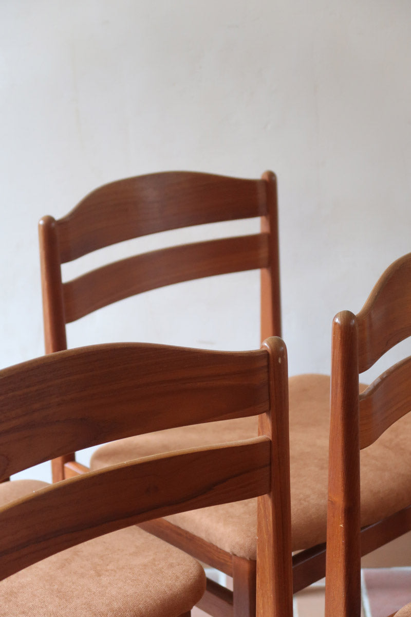Lot de 4 chaises scandinaves en teck années 60 avec assises retapissées tissu terracotta