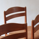 Lot de 4 chaises scandinaves en teck années 60 avec assises retapissées tissu terracotta
