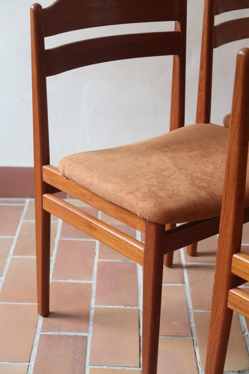 Lot de 4 chaises scandinaves en teck années 60 avec assises retapissées tissu terracotta