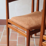 Lot de 4 chaises scandinaves en teck années 60 avec assises retapissées tissu terracotta