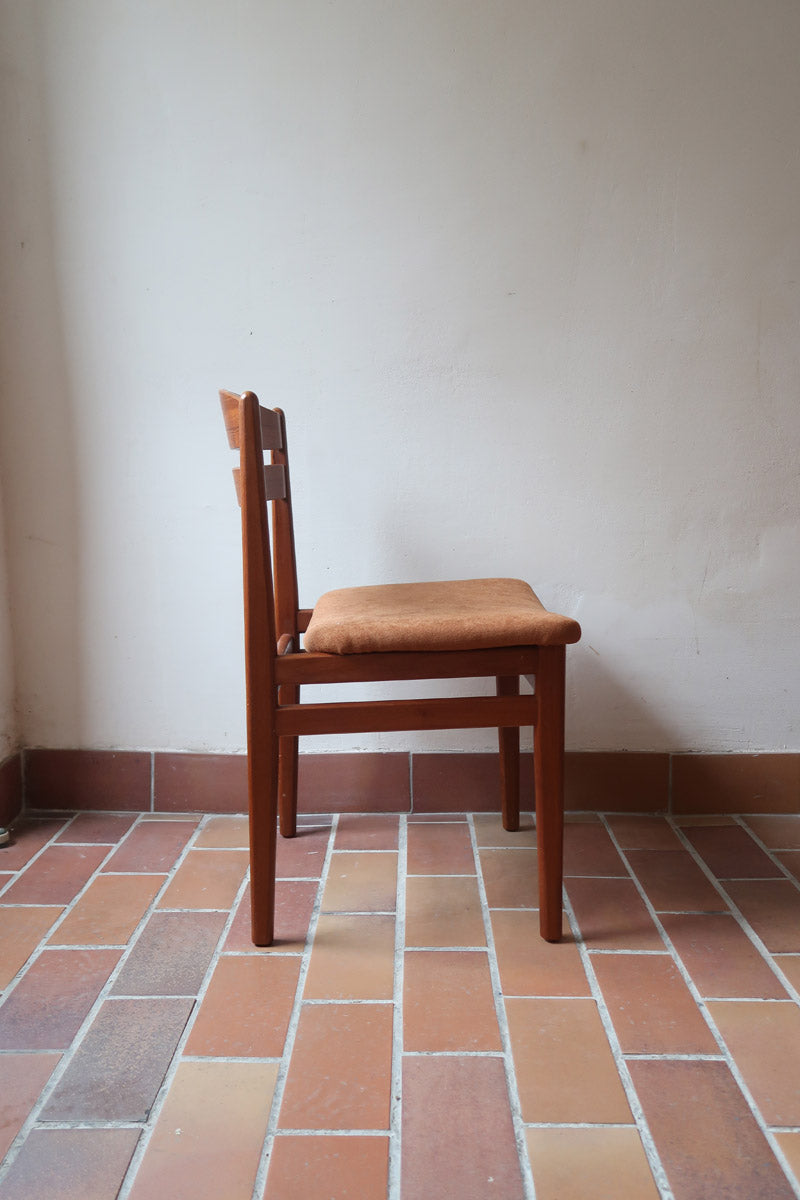 Lot de 4 chaises scandinaves en teck années 60 avec assises retapissées tissu terracotta