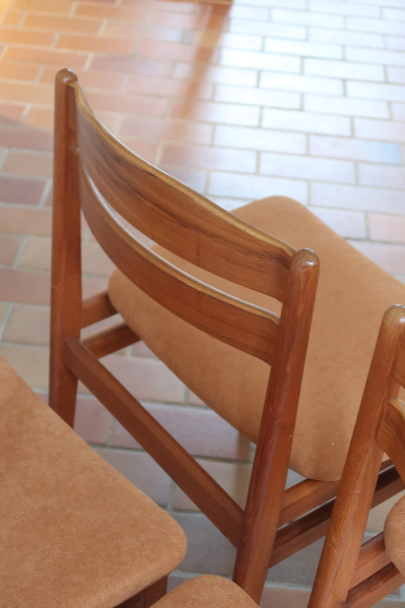 Lot de 4 chaises scandinaves en teck années 60 avec assises retapissées tissu terracotta