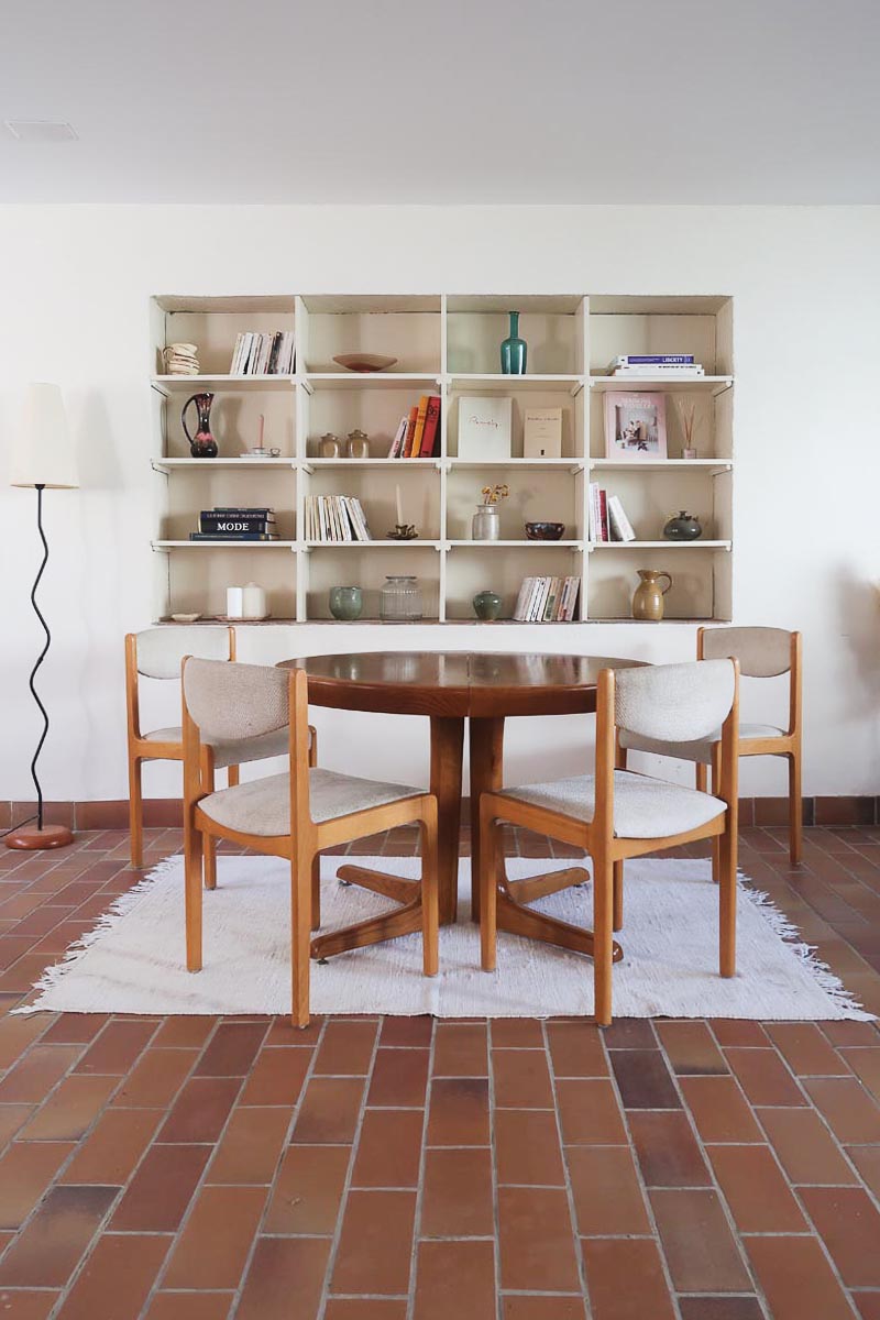 Lot de 4 chaises vintage en hêtre clair, assise bouclette beige. Style scandinave années 60, chic et confortable.