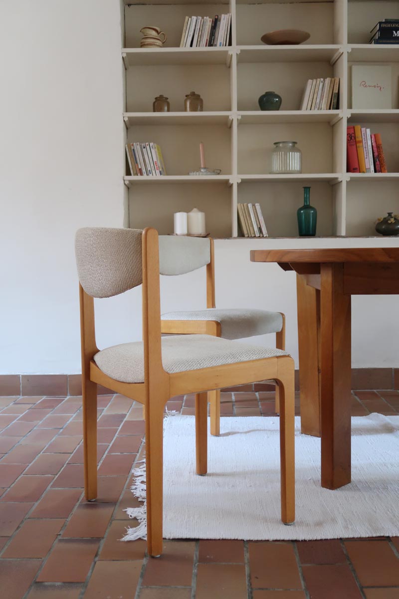 Lot de 4 chaises vintage en hêtre clair, assise bouclette beige. Style scandinave années 60, chic et confortable.