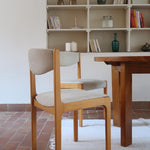 Lot de 4 chaises vintage en hêtre clair, assise bouclette beige. Style scandinave années 60, chic et confortable.