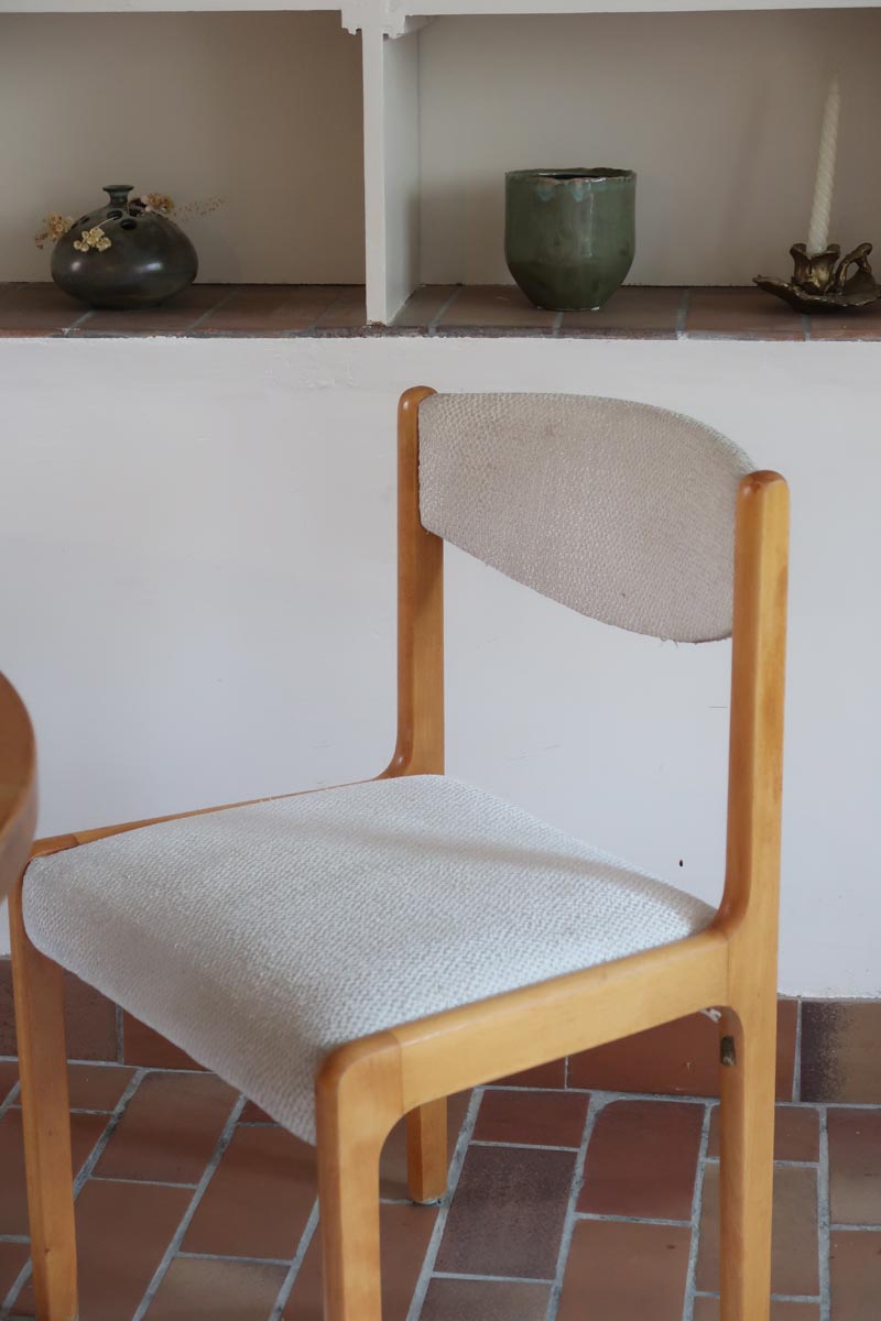 Lot de 4 chaises vintage en hêtre clair, assise bouclette beige. Style scandinave années 60, chic et confortable.
