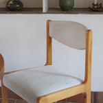 Lot de 4 chaises vintage en hêtre clair, assise bouclette beige. Style scandinave années 60, chic et confortable.