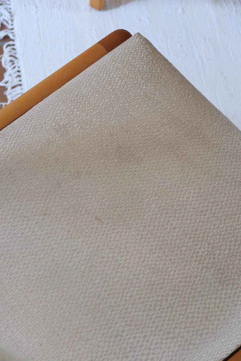 Lot de 4 chaises vintage en hêtre clair, assise bouclette beige. Style scandinave années 60, chic et confortable.