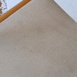 Lot de 4 chaises vintage en hêtre clair, assise bouclette beige. Style scandinave années 60, chic et confortable.