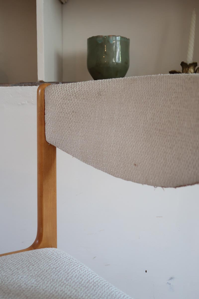 Lot de 4 chaises vintage en hêtre clair, assise bouclette beige. Style scandinave années 60, chic et confortable.