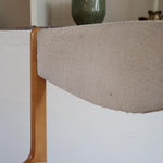 Lot de 4 chaises vintage en hêtre clair, assise bouclette beige. Style scandinave années 60, chic et confortable.