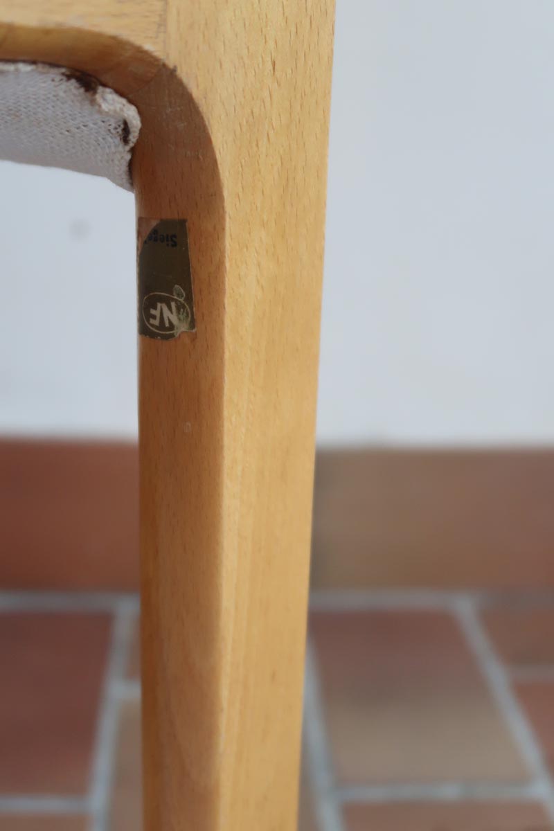 Lot de 4 chaises vintage en hêtre clair, assise bouclette beige. Style scandinave années 60, chic et confortable.