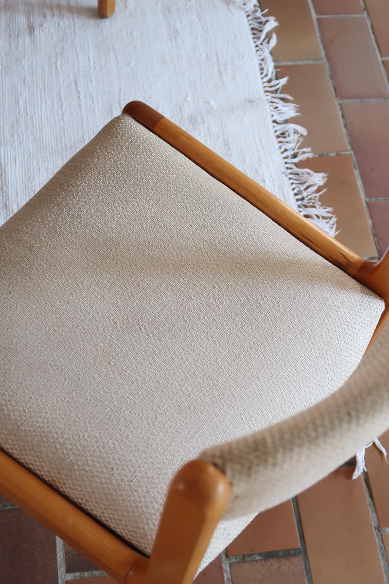 Lot de 4 chaises vintage en hêtre clair, assise bouclette beige. Style scandinave années 60, chic et confortable.