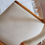 Lot de 4 chaises vintage en hêtre clair, assise bouclette beige. Style scandinave années 60, chic et confortable.
