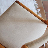 Lot de 4 chaises vintage en hêtre clair, assise bouclette beige. Style scandinave années 60, chic et confortable.