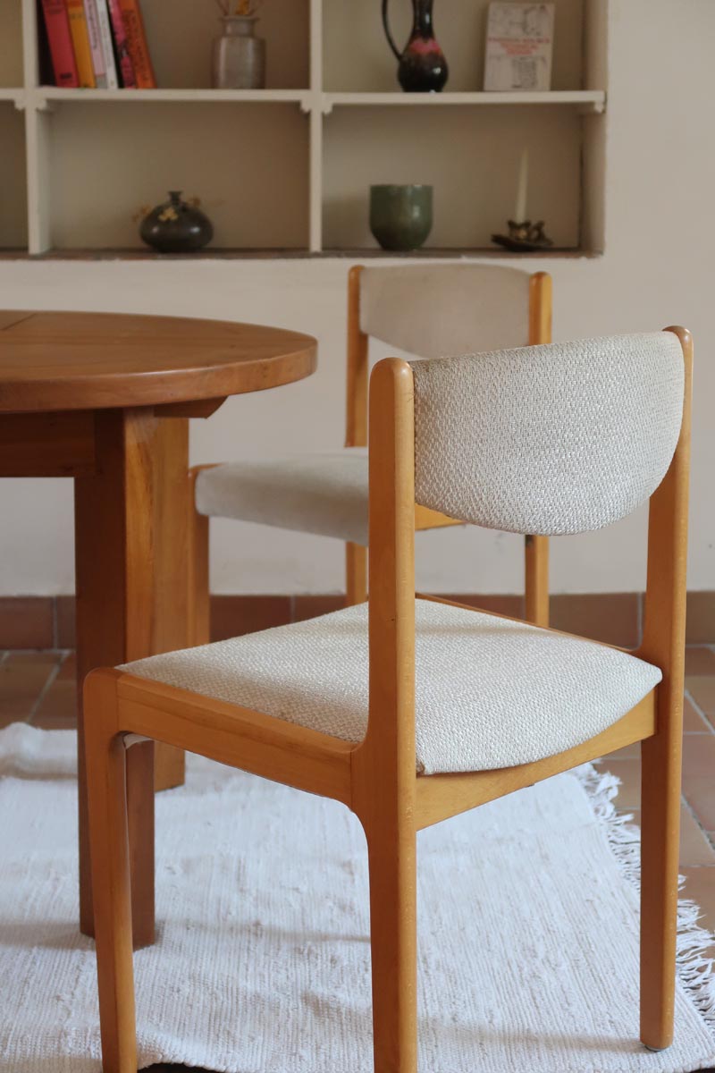 Lot de 4 chaises vintage en hêtre clair, assise bouclette beige. Style scandinave années 60, chic et confortable.