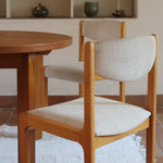 Lot de 4 chaises vintage en hêtre clair, assise bouclette beige. Style scandinave années 60, chic et confortable.