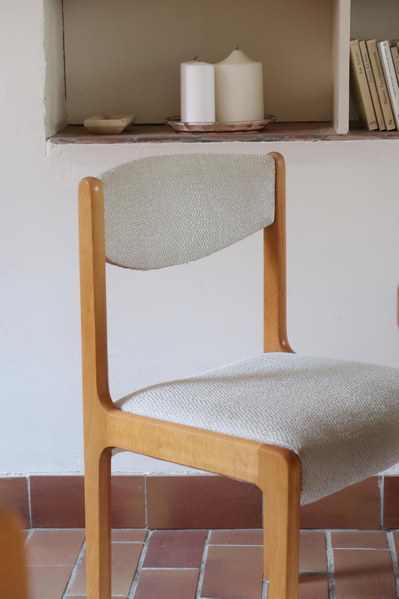 Lot de 4 chaises vintage en hêtre clair, assise bouclette beige. Style scandinave années 60, chic et confortable.