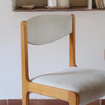 Lot de 4 chaises vintage en hêtre clair, assise bouclette beige. Style scandinave années 60, chic et confortable.