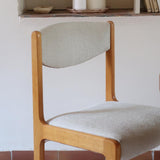 Lot de 4 chaises vintage en hêtre clair, assise bouclette beige. Style scandinave années 60, chic et confortable.