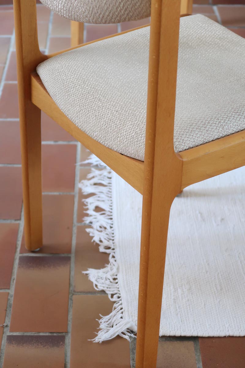 Lot de 4 chaises vintage en hêtre clair, assise bouclette beige. Style scandinave années 60, chic et confortable.