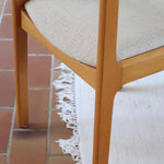 Lot de 4 chaises vintage en hêtre clair, assise bouclette beige. Style scandinave années 60, chic et confortable.