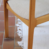 Lot de 4 chaises vintage en hêtre clair, assise bouclette beige. Style scandinave années 60, chic et confortable.