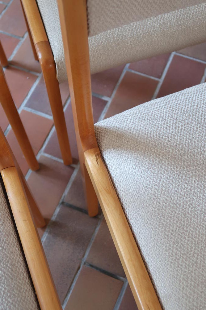 Lot de 4 chaises vintage en hêtre clair, assise bouclette beige. Style scandinave années 60, chic et confortable.