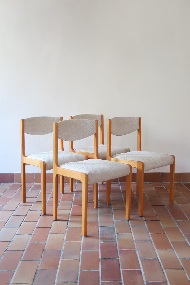 Lot de 4 chaises vintage en hêtre clair, assise bouclette beige. Style scandinave années 60, chic et confortable.