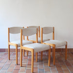 Lot de 4 chaises vintage en hêtre clair, assise bouclette beige. Style scandinave années 60, chic et confortable.