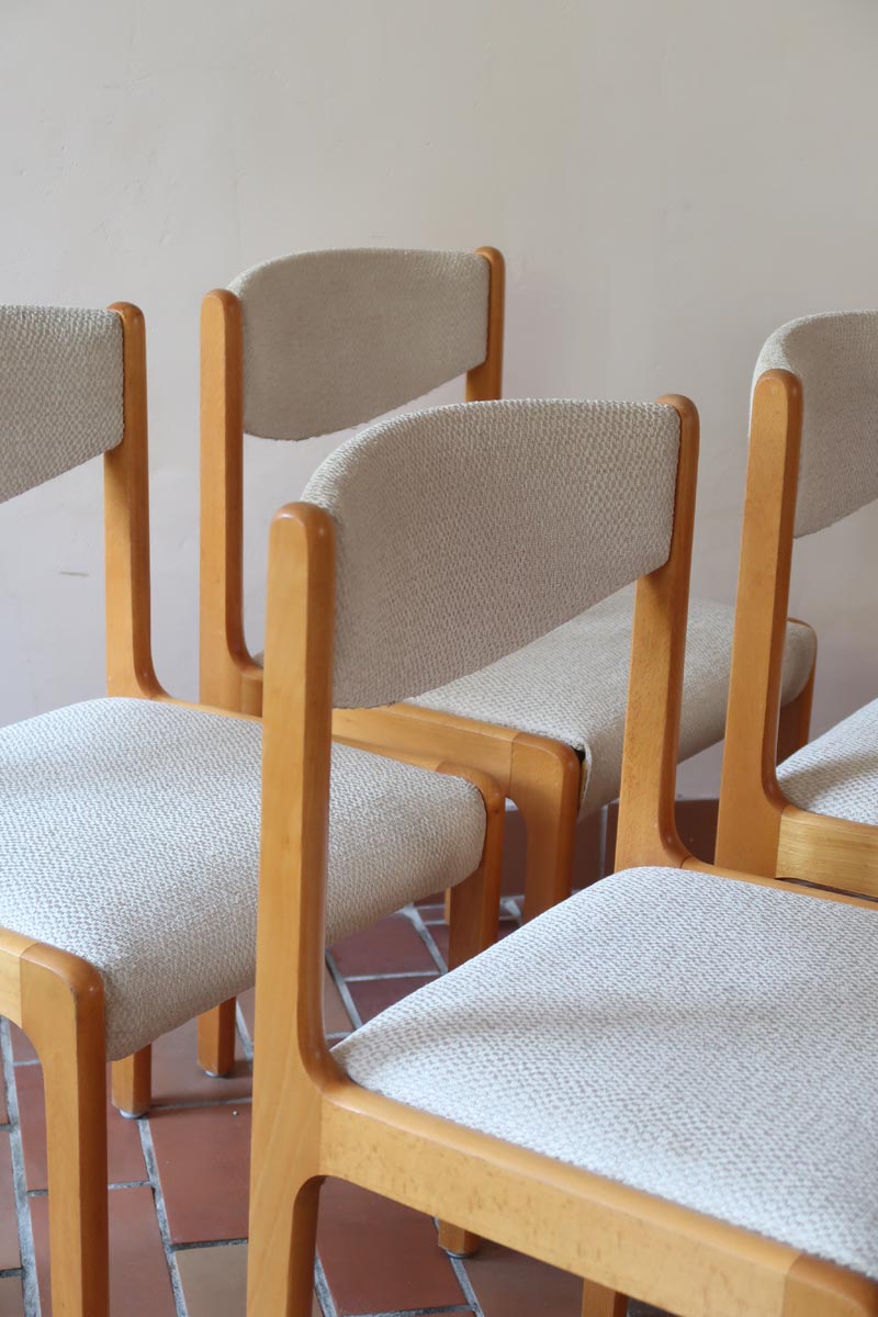 Lot de 4 chaises vintage en hêtre clair, assise bouclette beige. Style scandinave années 60, chic et confortable.