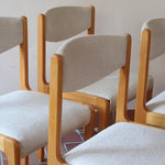 Lot de 4 chaises vintage en hêtre clair, assise bouclette beige. Style scandinave années 60, chic et confortable.