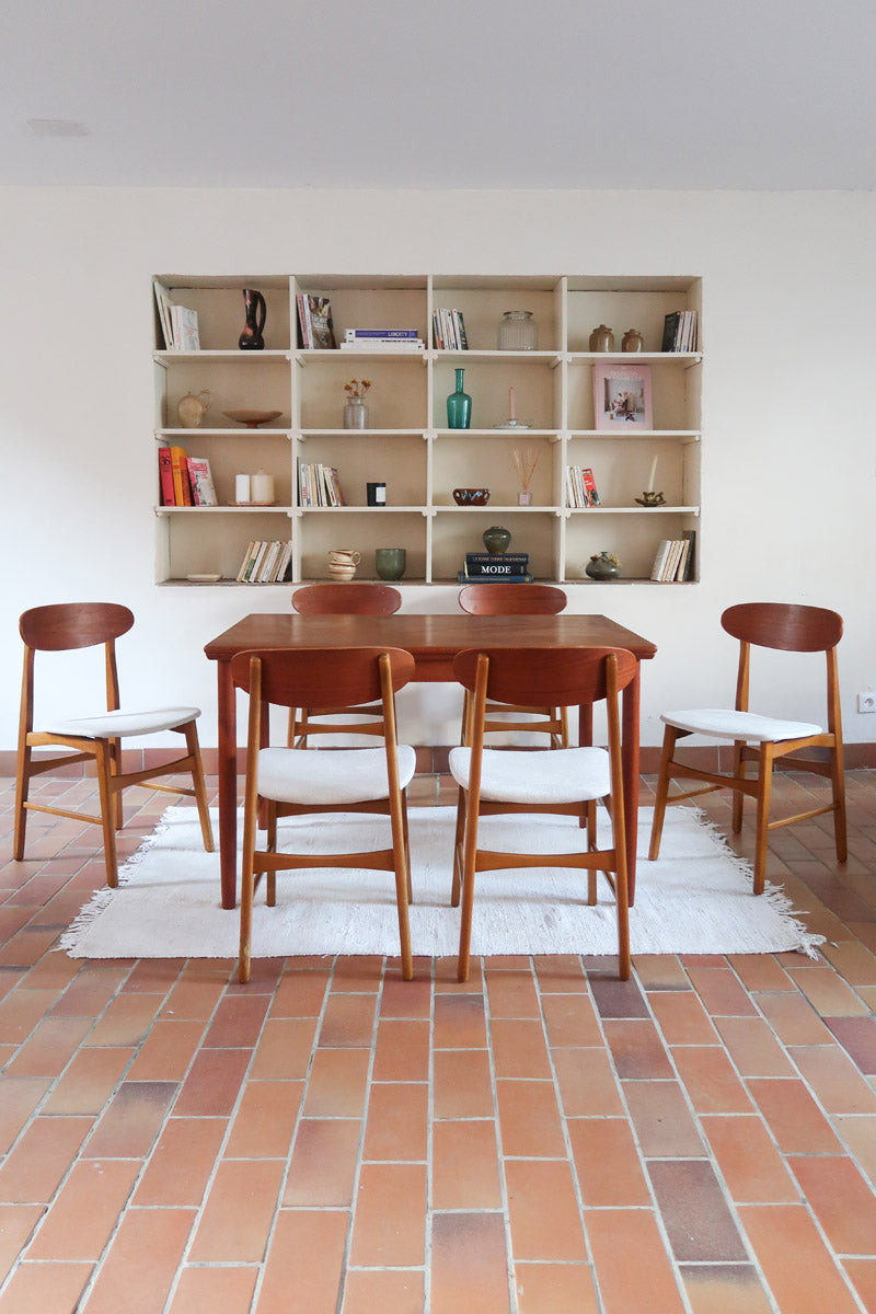 Six chaises scandinaves en hêtre et dossier teck, fabrication danoise des années 60, retapissées en bouclette écrue.