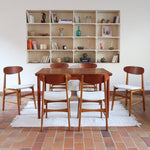 Six chaises scandinaves en hêtre et dossier teck, fabrication danoise des années 60, retapissées en bouclette écrue.