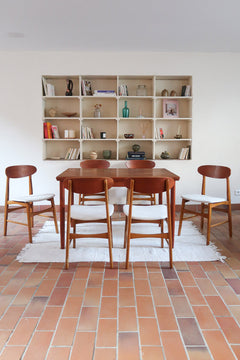 Six chaises scandinaves en hêtre et dossier teck, fabrication danoise des années 60, retapissées en bouclette écrue.