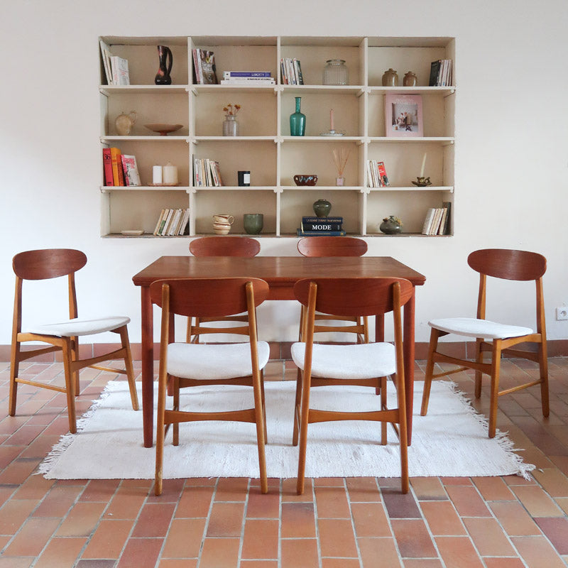 Six chaises scandinaves en hêtre et dossier teck, fabrication danoise des années 60, retapissées en bouclette écrue.